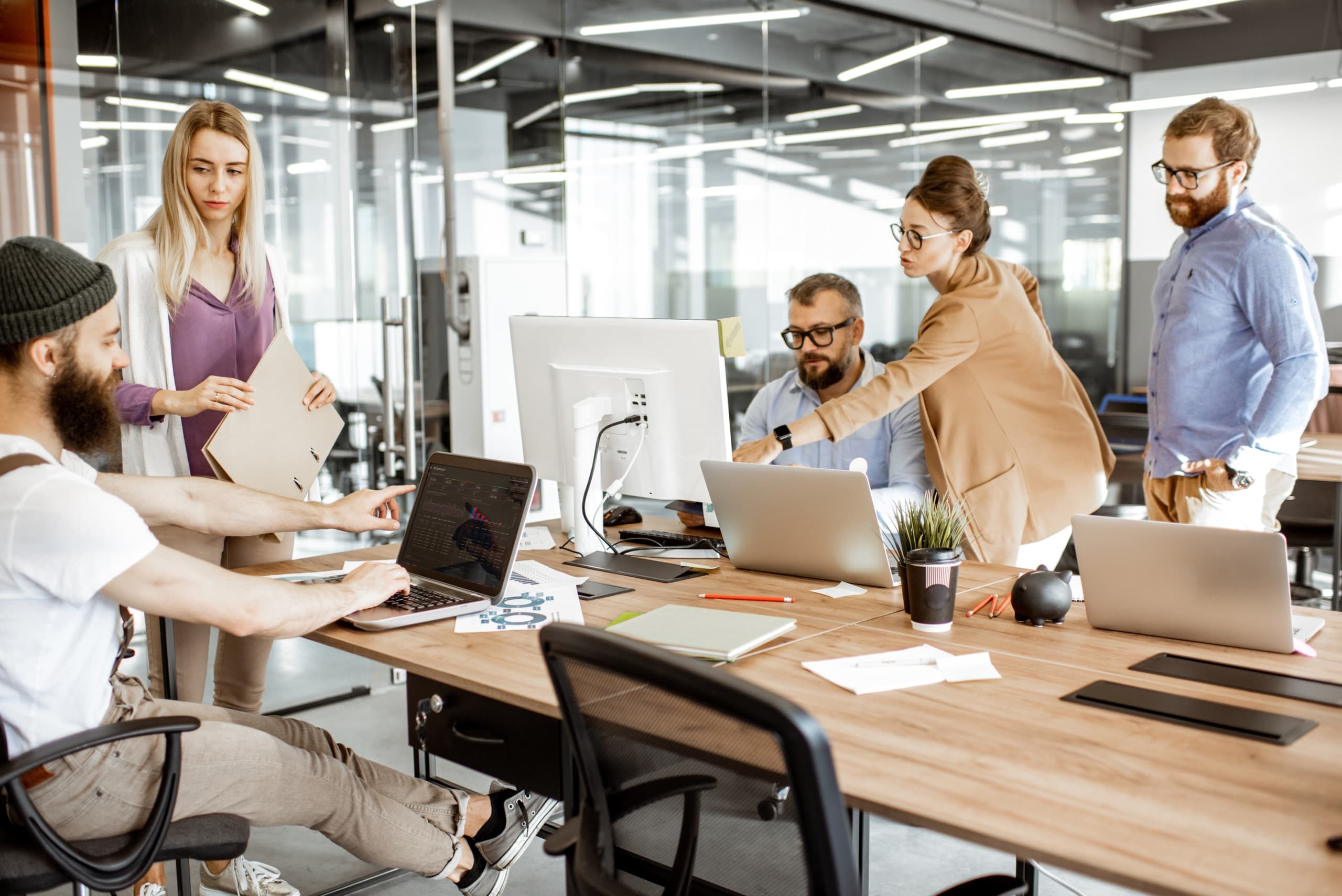 Équipe MALBA AGENCY collaborant sur une stratégie marketing digitale dans un espace de coworking moderne