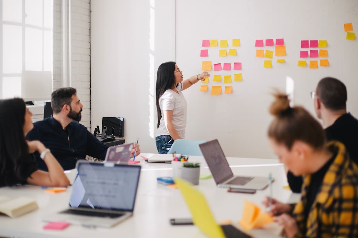 Équipe MALBA AGENCY au travail sur une stratégie marketing